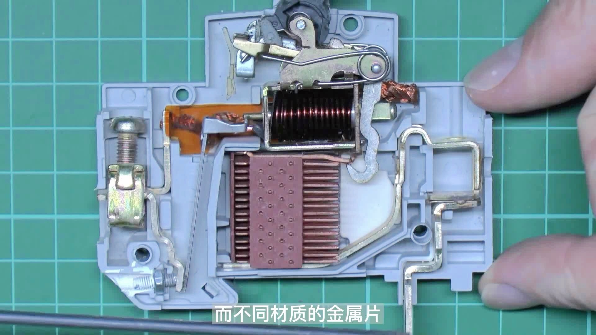 銑床與空壓機空氣凈化器的區(qū)別,銑床與空壓機空氣凈化器，深入解析頂級款57.39.62的差異與策略,高效計劃設(shè)計_英文版13.27.89