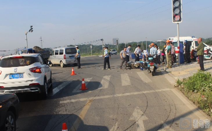 男子著急上班撞飛石墩 沖下車去打卡