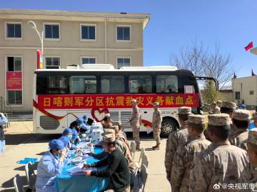 西藏地震后子弟兵組織集體獻血