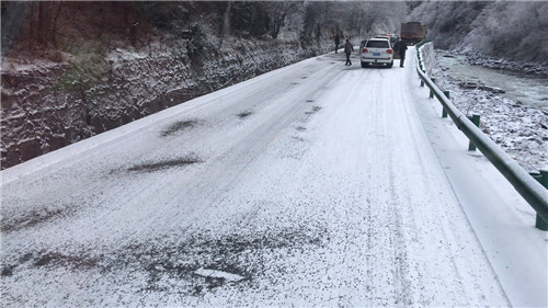 是的，韓國(guó)首都圈和江原道地區(qū)普降大雪。這場(chǎng)大雪對(duì)當(dāng)?shù)亟煌ê途用裆钤斐闪艘欢ǖ挠绊憽?jù)報(bào)道，大雪導(dǎo)致道路濕滑，能見度降低，給交通出行帶來了很大的不便。此外，大雪還可能導(dǎo)致部分地區(qū)出現(xiàn)停電和房屋受損等情況。，針對(duì)這種情況，當(dāng)?shù)卣呀?jīng)采取了一系列應(yīng)對(duì)措施，包括加強(qiáng)交通管制、清理積雪、保障居民生活必需品供應(yīng)等。同時(shí)，也提醒廣大市民注意防寒保暖，減少不必要的出行，確保自身安全。，如果您正在韓國(guó)旅行或居住，請(qǐng)關(guān)注當(dāng)?shù)靥鞖忸A(yù)報(bào)和新聞資訊，以便及時(shí)了解相關(guān)情況并做好應(yīng)對(duì)措施。