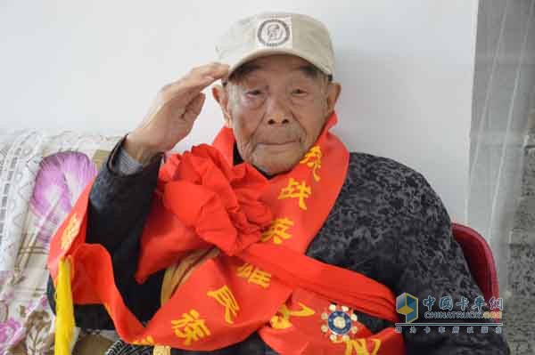 95歲老兵公園偶遇74年未見的戰(zhàn)友