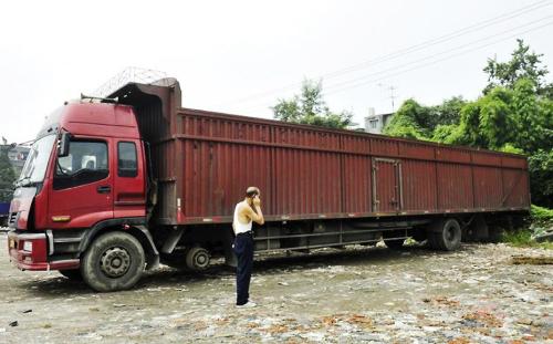 男子開貨車?yán)疖囓噹择{游