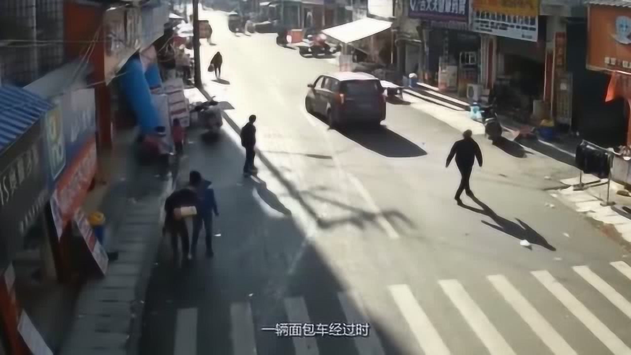 孩子路邊嬉戲險(xiǎn)遭大客車碾壓